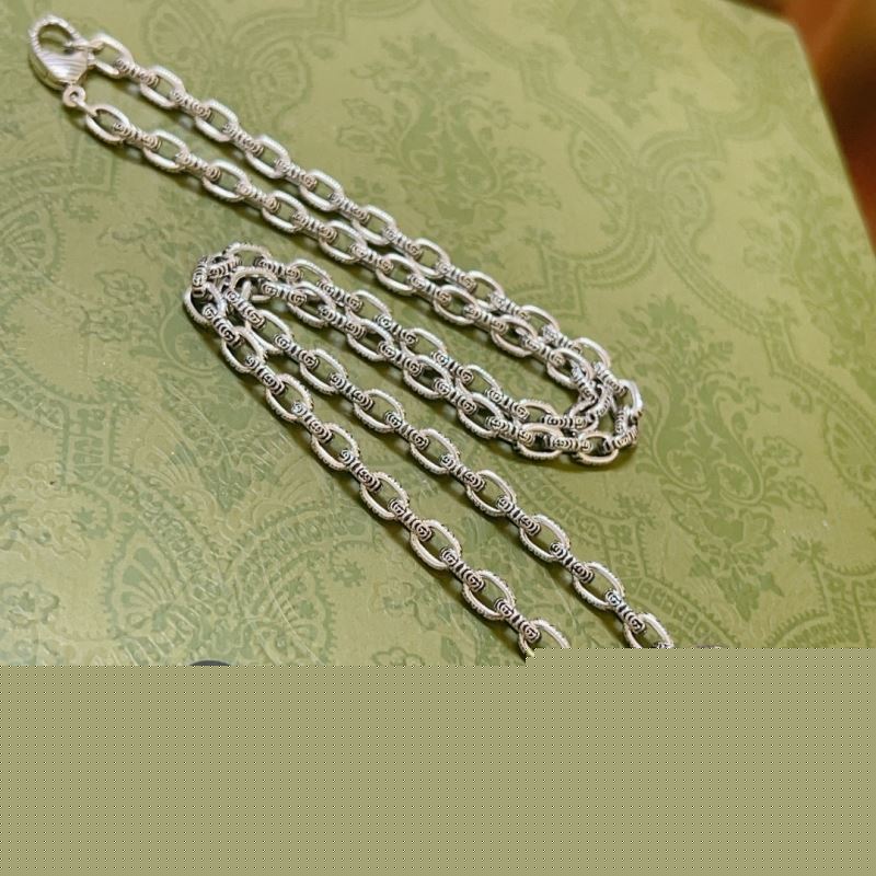 G*u*i necklaces